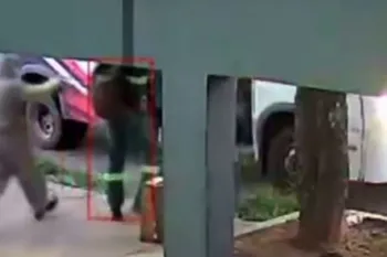 Foto de Jos� C�cero da Silva, v�tima, sendo preparada para embarcar no �nibus