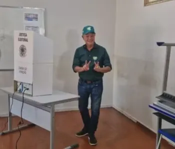 Wellington Fagundes (PL) em local de vota��o. Foto: Elka Candel�ria