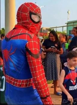 Adelcino Lopo fantasiado de Homem-Aranha em festa infantil em Pontal do Araguaia