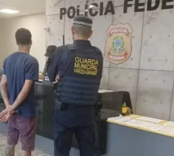 Eleitor foi encaminhado � Pol�cia Federal ap�s suspeita de grava��o em cabine de vota��o em V�rzea Grande (MT). Foto: GMVG