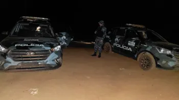For�as de seguran�a localizam ve�culo usado em assalto; 100 policiais fazem cerco a criminosos