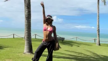 Isis Valverde curte dia de sol na Bahia e exibe corpo em dia: >Cheiro de ver�o!!!>