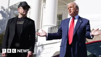 Elon Musk (� esquerda) com Donald Trump em frente � Casa Branca (foto de arquivo)