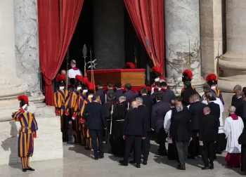 Mais de 20 mil fi�is j� se despediram do papa Francisco; ACOMPANHE
