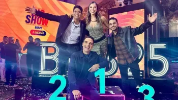 Tadeu Schmidt posa ao lado de finalistas ap�s Renata se consagrar campe� do BBB 25 &bull; Instagram/Tadeu Schmidt