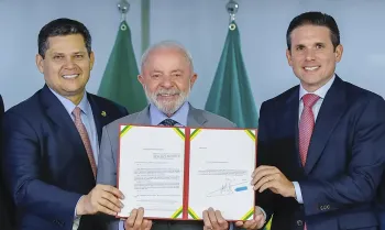 Bras�lia (DF), 23/04/2025 - Presidente do Senado, Senador Davi Alcolumbre, Presidente da Rep�blica, Luiz In�cio Lula da Silva, Presidente da C�mara, Hugo Motta durante entrega da PEC da Seguran�a P�blica, no Pal�cio do Planalto. Foto: Ricardo Stuckert/PR