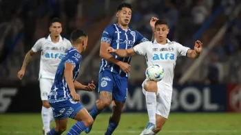 Lance de Godoy Cruz x Gr�mio pela Sul-Americana &bull; Reprodu��o/X/Conmebol