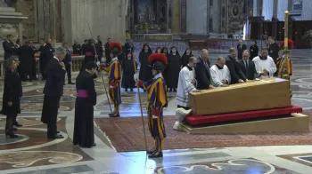 Os reis da Espanha prestam homenagem ao papa Francisco pouco antes do in�cio de seu funeral
