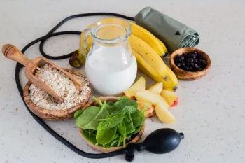 Para auxiliar no controle da hipertens�o, uma alimenta��o equilibrada deve ser baseada em alimentos naturais