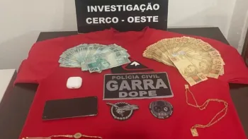 Agentes acharam R$ 9,8 mil em esp�cie, pulseira e especul�rio na casa do suspeito, al�m de uma camiseta usada por ele no dia do crime