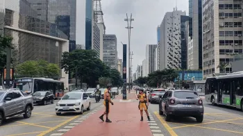 Agentes de trnsito atuam em cruzamento com semforos apagados na Avenida Paulista Camila Ancona/CNN