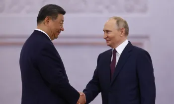 Vladimir Putin e Xi Jinping apertam as mos durante uma cerimnia de boas-vindas no Kremlin