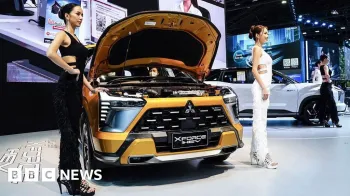 Modelos posam com um carro Mitsubishi Xforce HEV exibido no 46 Salo Internacional do Automvel de Bangcoc 2025 em Bangcoc, Tailndia, em 28 de maro de 2025.
