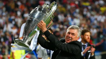 Carlo Ancelotti com uma das ta�a de Champions League de sua carreira &bull; Alex Livesey/Getty Images