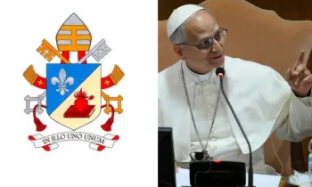 � poss�vel identificar o lema episcopal do novo Papa: In illo uno unum