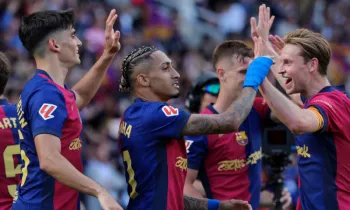 Raphinha comemorando com os companheiros o quarto gol da equipe durante a partida do Campeonato Espanhol