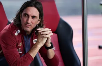 O t�cnico Luis Zubeld�a tem desfalque importante para o jogo: Lucas Moura, com dores no joelho direito, ser� aus�ncia