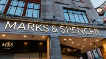 Loja que diz Marks & Spencer. A placa da rua diz Oxford Street.