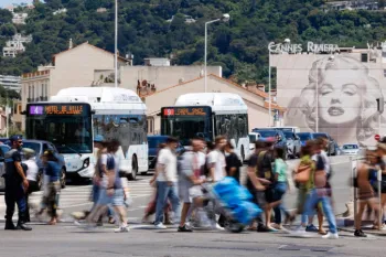 Policiais precisaram orientar o tr�nsito ap�s uma queda de energia que atingiu o sul da Fran�a, em Cannes