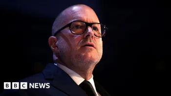 Jony Ive, com culos, apresenta o prmio Fashion Icon no palco durante o The Fashion Awards 2019 realizado no Royal Albert Hall em 02 de dezembro de 2019 em Londres, Inglaterra.
