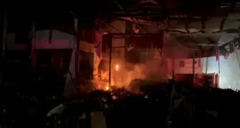 Escola que abrigava deslocados de Gaza em chamas ap�s ataque israelense no territ�rio palestino. � Reprodu��o/Reuters