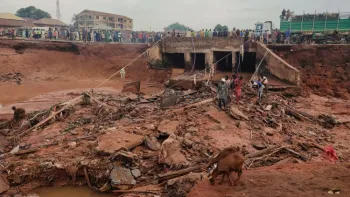 Na cidade de Mokwa, mais de 150 pessoas morreram, 3.000 ficaram desabrigadas e 265 casas foram ?completamente destru�das?, assim como duas pontes