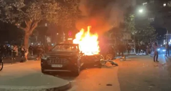 Carro incendiado em Paris ap�s Paris Saint-Germain (PSG) conquistar a Champions League� @cedriccanton_