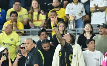 O atacante gabon�s Denis Bouanga, do LAFC, comemora ap�s marcar o segundo gol da equipe na prorroga��o