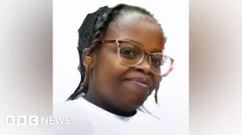 Vocal �frica/X Rose Njeri, de �culos e camiseta branca