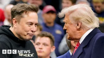 Elon Musk cumprimenta o presidente dos EUA, Donald Trump, em um evento em mar�o