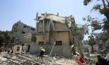 Palestinos inspecionam os danos no local de um ataque israelense a uma casa na cidade de Gaza, em 1� de junho de 2025. REUTERS/Mahmoud Issa
