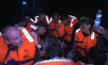 Passageiros do barco de ajuda humanit�ria Madleen ap�s a embarca��o ser interceptada por for�as israelenses em �guas internacionais