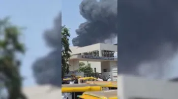 Coluna de fuma�a ap�s acidente a�reo na �ndia.  Viral Press via Reuters Connect