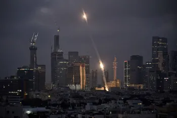 O sistema de defesa a�rea Iron Dome de Israel dispara para interceptar proj�teis sobre Tel Aviv no s�bado. Leo Correa/AP