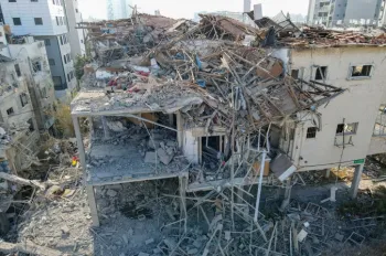 Edif�cios danificados em um local atingido por um m�ssil disparado pelo Ir� na cidade israelense de Ramat Gan