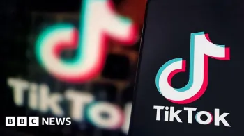 Logotipo do TikTok exibido na tela de um smartphone, com o logotipo do aplicativo desfocado ao fundo.