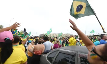 Manifestantes se re�nem em frente ao QG do Ex�rcito em Bras�lia
