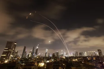 Sistemas de defesa a�rea israelense s�o ativados para interceptar m�sseis iranianos sobre Tel Aviv
