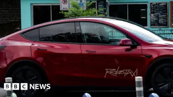 Reuters Um ve�culo Tesla vermelho com o logotipo 