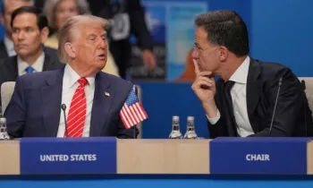 O presidente dos EUA, Donald Trump (E), fala com o secret�rio-geral da OTAN, Mark Rutte, em uma reuni�o da OTAN