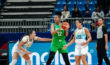 Santiago, 28/06/2025 - Jogadora da sele��o brasileira, Damiris Dantas (camisa 12), a cestinha da partida, ataca a marca��o de duas argentinas, durante partida contra o time da Argentina, na Americup feminina de basquete. Foto: FIBA/Divulga��o