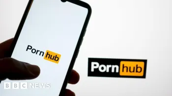 Logotipo do Pornhub exibido em um smartphone, com o logotipo da empresa exibido em um fundo branco atr�s dele.