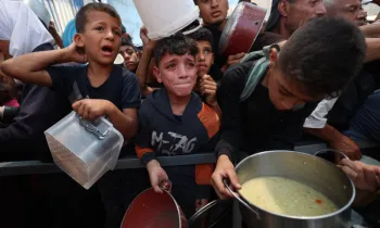 Crianas palestinas aguardam por comida em um ponto de distribuio em Nuseirat, no centro da Faixa de Gaza