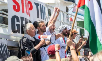 Membros da tripulao do barco "Handala", da Flotilha da Liberdade, prestes a embarcar para Gaza, no porto de Siracusa, na Siclia
