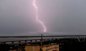 Raios caem sobre o c�u nublado durante as mon��es em Patna, no estado indiano de Bihar