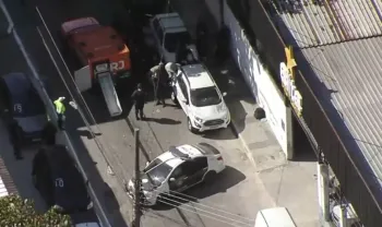 O local em que foi deixado o carro onde estava o corpo do PM Foto: TV Globo/Reprodu��o