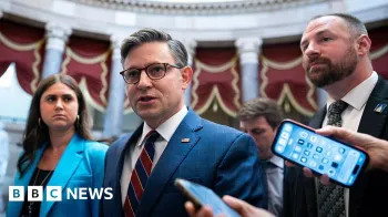 O presidente da C�mara dos EUA, Mike Johnson, um republicano da Louisiana, fala com a m�dia enquanto caminha para a C�mara durante uma vota��o no Capit�lio dos EUA em Washington, DC, EUA, na quinta-feira, 17 de julho de 2025.