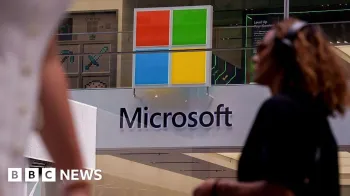 Pessoas passando por uma loja da Microsoft em Nova York