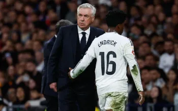 Endrick cumprimenta Ancelotti ao ser substitu�do em Real Madrid x Mallorca, pela La Liga