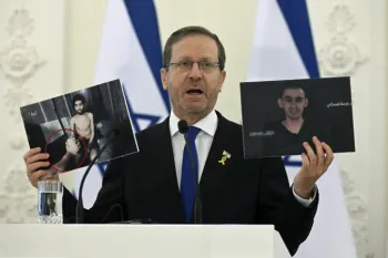 O presidente israelense, Isaac Herzog, durante sua visita � Litu�nia, mostra fotografias de um dos ref�ns detidos pelo Hamas